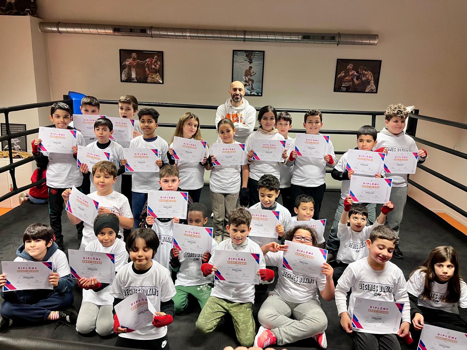 Les enfants du groupe boxe éducative titulaires du diplôme des gants blancs